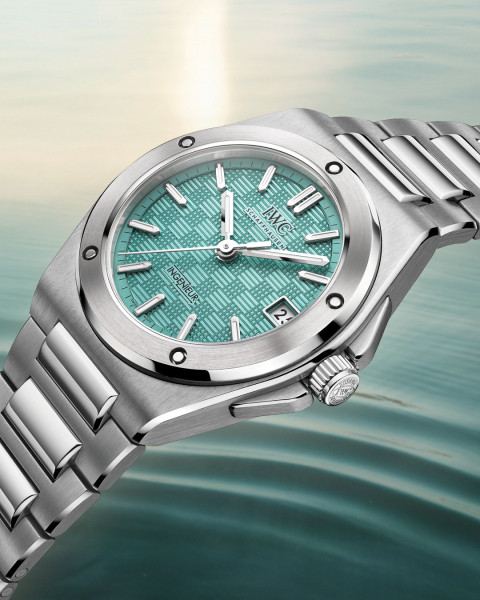 Sắc Pool bắt sáng trên hoa văn Grid của IWC Ingenieur 35