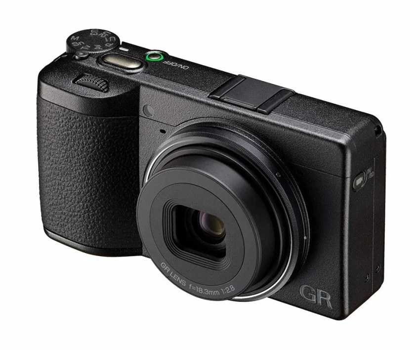 Mặt trên Ricoh GR IV 30th Anniversary Edition với vòng trang trí ống kính GN-3