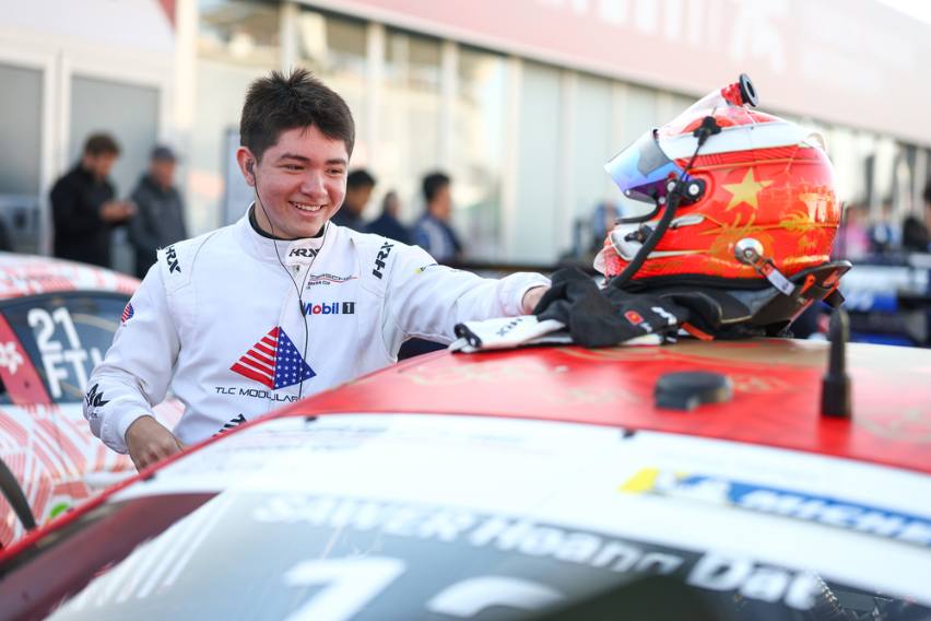 Sawer Hoàng Đạt cầm lái Porsche 911 GT3 Cup mùa giải 2026