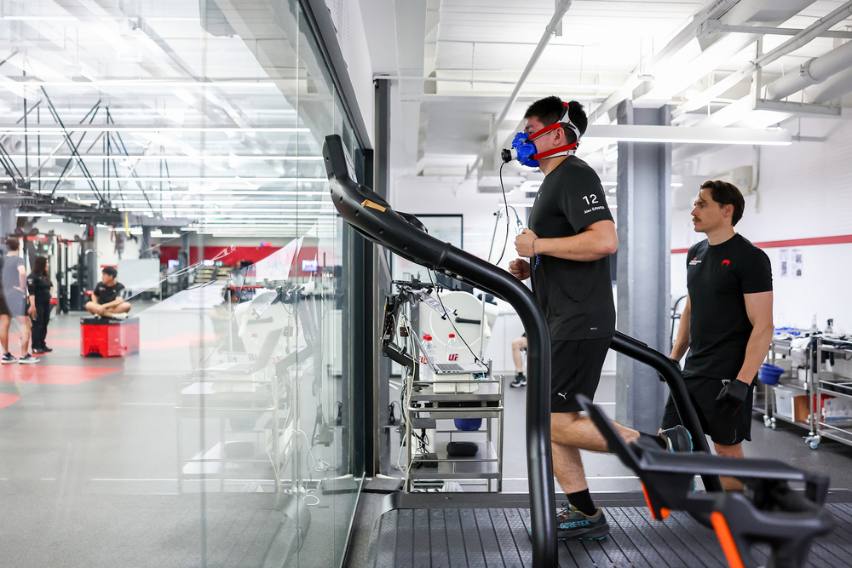 Sawer Hoàng Đạt trong chương trình đào tạo của Porsche
