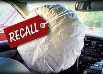 Túi khí ô tô gắn nhãn RECALL triệu hồi