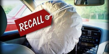 Túi khí ô tô gắn nhãn RECALL triệu hồi