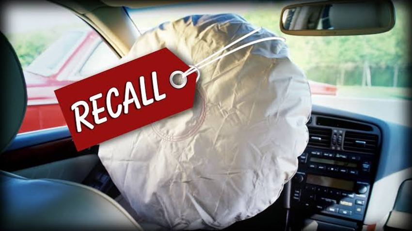 Túi khí ô tô gắn nhãn RECALL triệu hồi